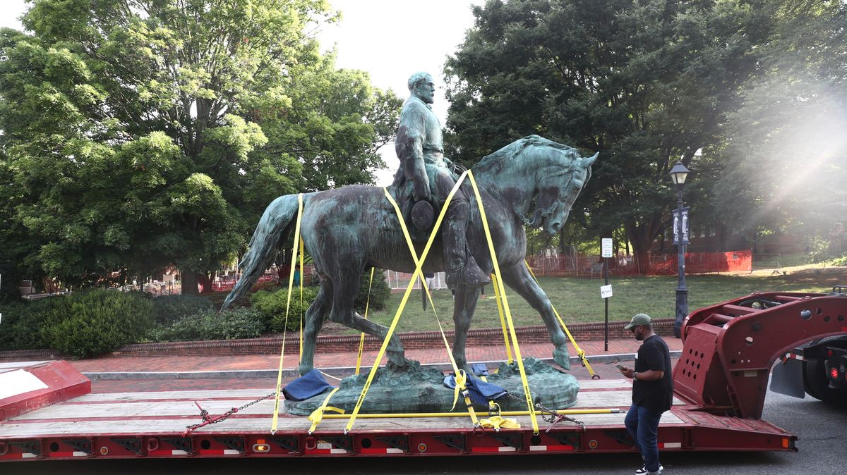 Kontroverzní socha generála bude přetavena v nové umělecké dílo